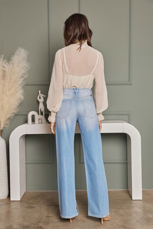 "Högmidjade flared jeans för damer i ljus denim, retro stil med flared ben och smickrande passform för en modern look."