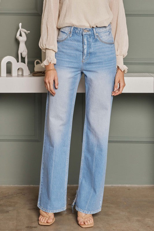 "Högmidjade flared jeans för damer i ljus denim, retro stil med flared ben och smickrande passform för en modern look."