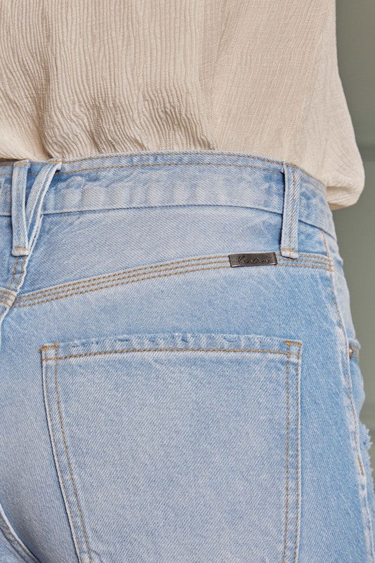 "Högmidjade flared jeans för damer i ljus denim, retro stil med flared ben och smickrande passform för en modern look."