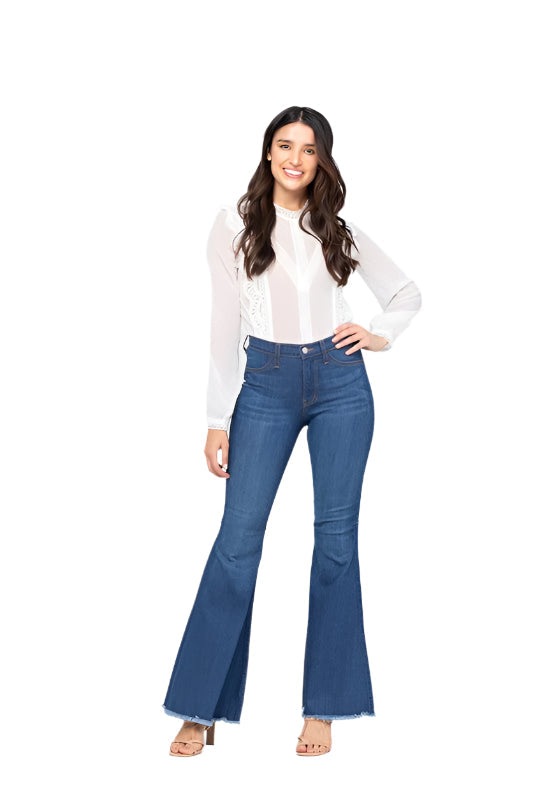 "Högmidjade flared jeans för damer i medium blå med elegant design och benflärp som ger en smickrande silhuett."