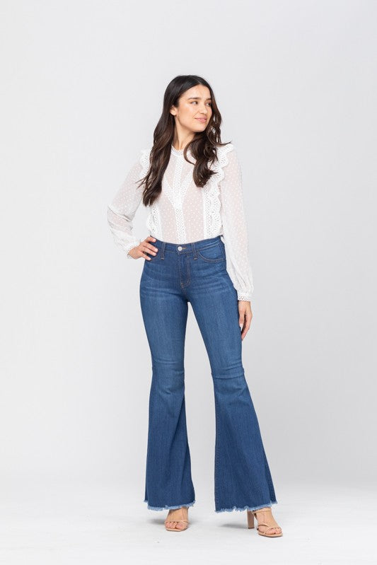 "Högmidjade flared jeans för damer i medium blå med elegant design och benflärp som ger en smickrande silhuett."