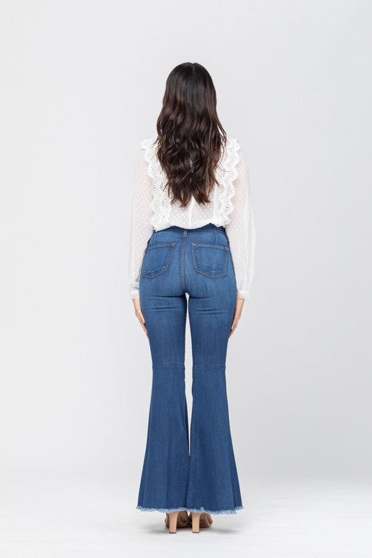 "Högmidjade flared jeans för damer i medium blå med elegant design och benflärp som ger en smickrande silhuett."
