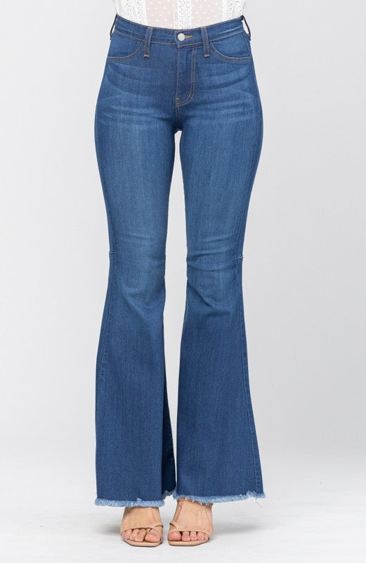 "Högmidjade flared jeans för damer i medium blå med elegant design och benflärp som ger en smickrande silhuett."