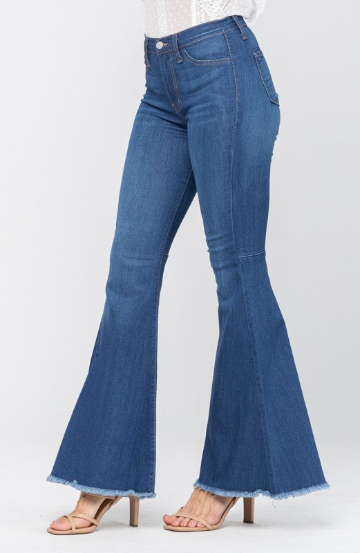 "Högmidjade flared jeans för damer i medium blå med elegant design och benflärp som ger en smickrande silhuett."