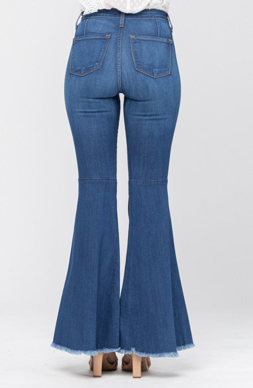 "Högmidjade flared jeans för damer i medium blå med elegant design och benflärp som ger en smickrande silhuett."
