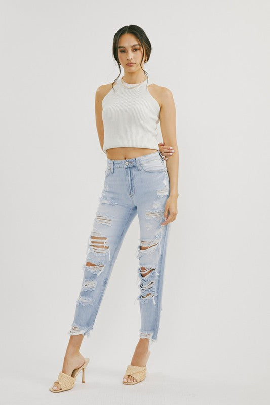 "Högmidjade ljusa jeans med distressad design för kvinnor, framifrån, visar trendig och modern stil."