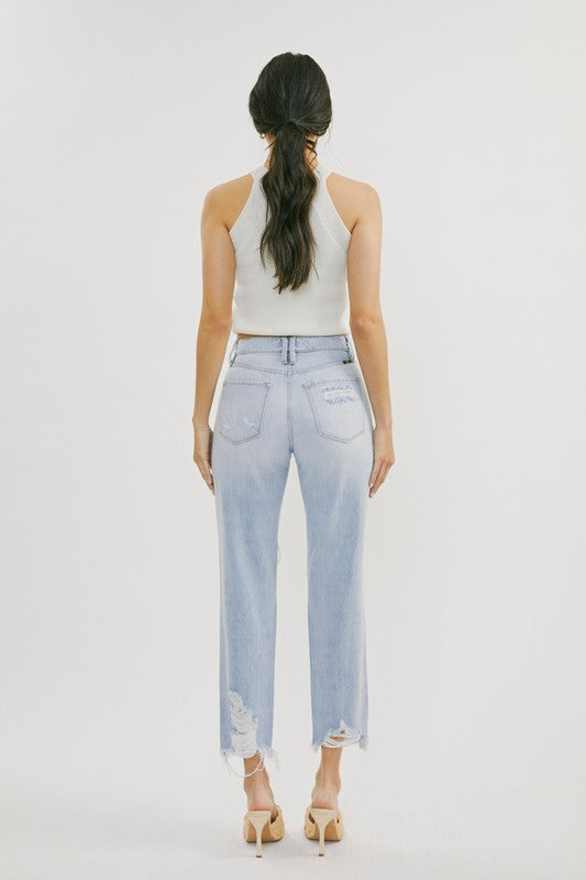 "Högmidjade ljusa jeans med distressad design för kvinnor, framifrån, visar trendig och modern stil."