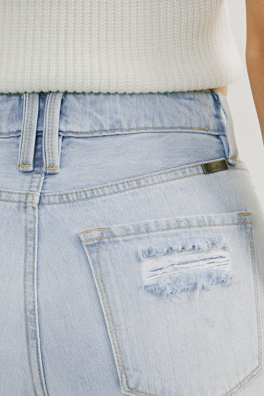 "Högmidjade ljusa jeans med distressad design för kvinnor, framifrån, visar trendig och modern stil."
