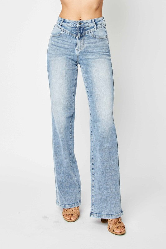 "Högmidjade retro denim jeans i mediumblå för damer, klassisk stil och tidlös design, smickrande och bekväm passform."