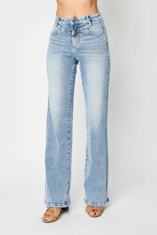 "Högmidjade retro denim jeans i mediumblå för damer, klassisk stil och tidlös design, smickrande och bekväm passform."