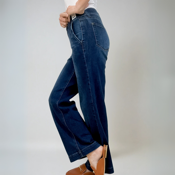 "Högmidjade vida jeans i premium denim, lyfter fram figuren med tidlös design och vida ben för trendig vardagsstil."