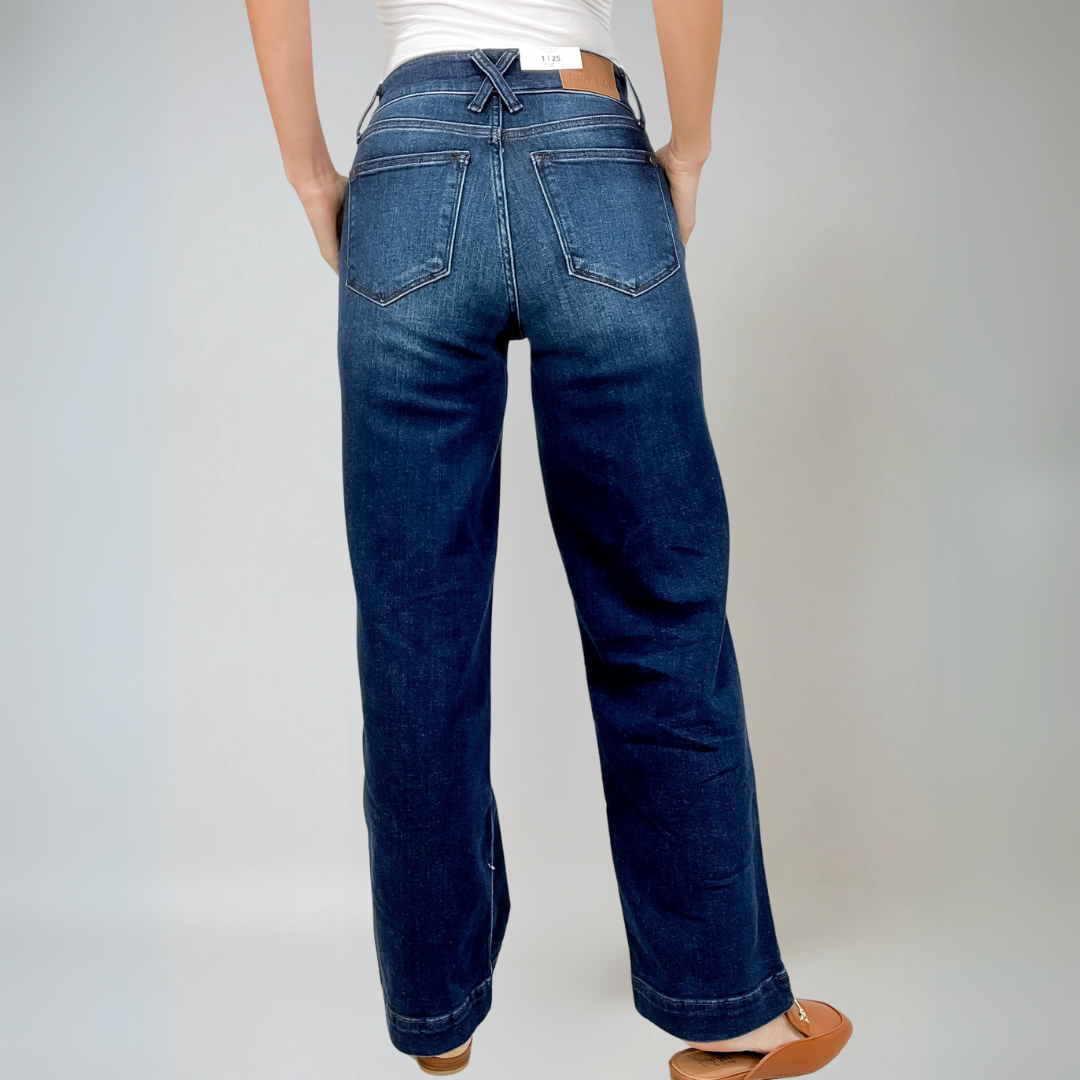 "Högmidjade vida jeans i premium denim, lyfter fram figuren med tidlös design och vida ben för trendig vardagsstil."