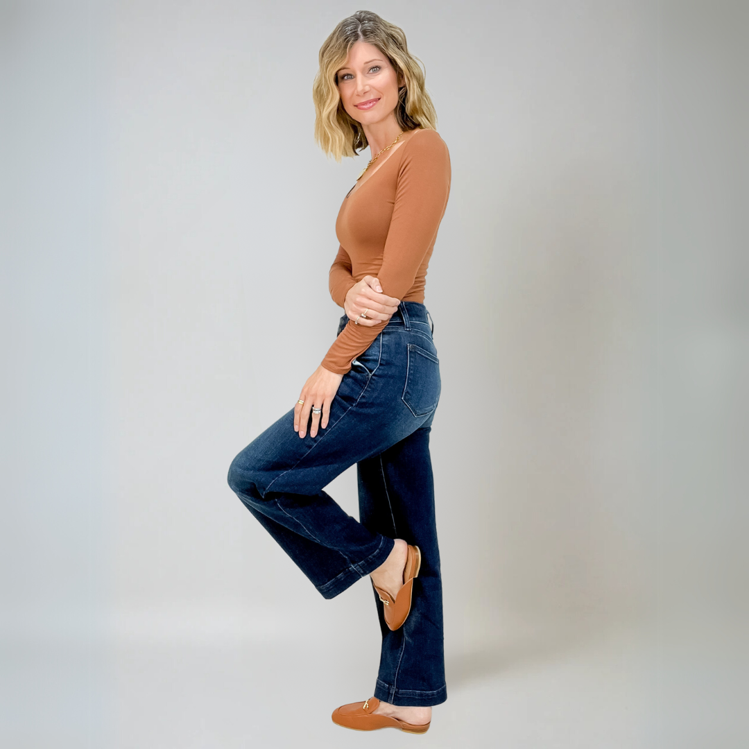 "Högmidjade vida jeans i premium denim, lyfter fram figuren med tidlös design och vida ben för trendig vardagsstil."