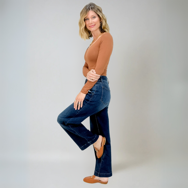 "Högmidjade vida jeans i premium denim, lyfter fram figuren med tidlös design och vida ben för trendig vardagsstil."