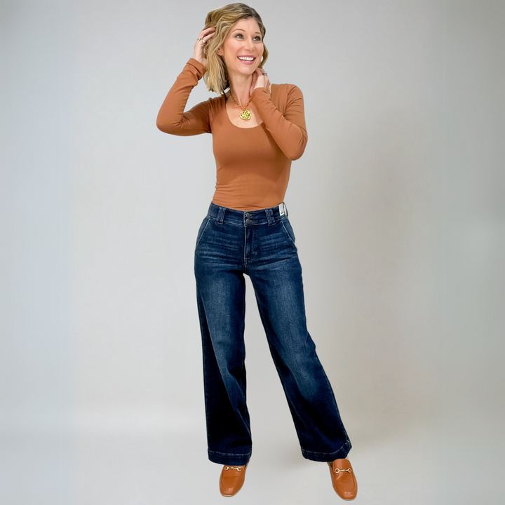 "Högmidjade vida jeans i premium denim, lyfter fram figuren med tidlös design och vida ben för trendig vardagsstil."