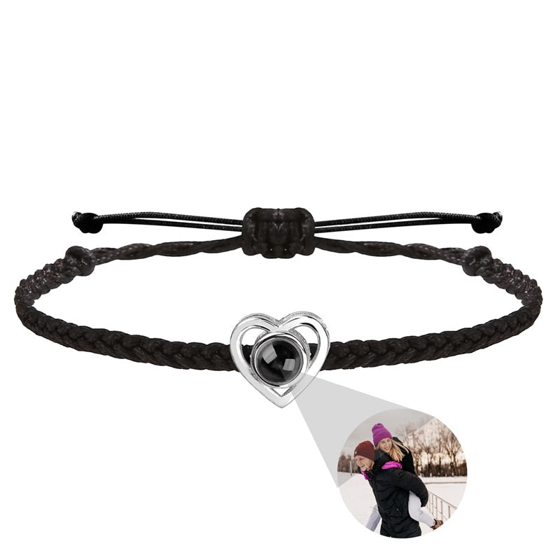 "Hjärtaformad fotoprojektion armband i rostfritt stål för kvinnor, med anpassningsbar projektion och flera färgval."