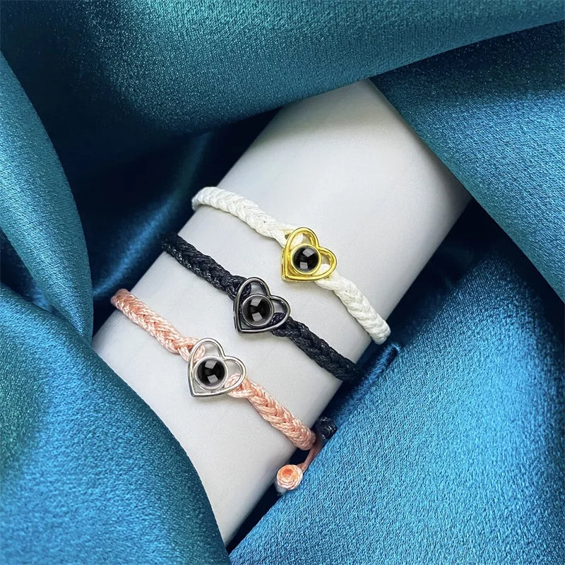 "Hjärtaformad fotoprojektion armband i rostfritt stål för kvinnor, med anpassningsbar projektion och flera färgval."