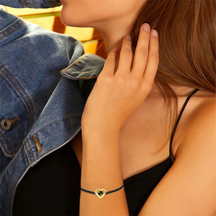 "Hjärtaformad fotoprojektion armband i rostfritt stål för kvinnor, med anpassningsbar projektion och flera färgval."