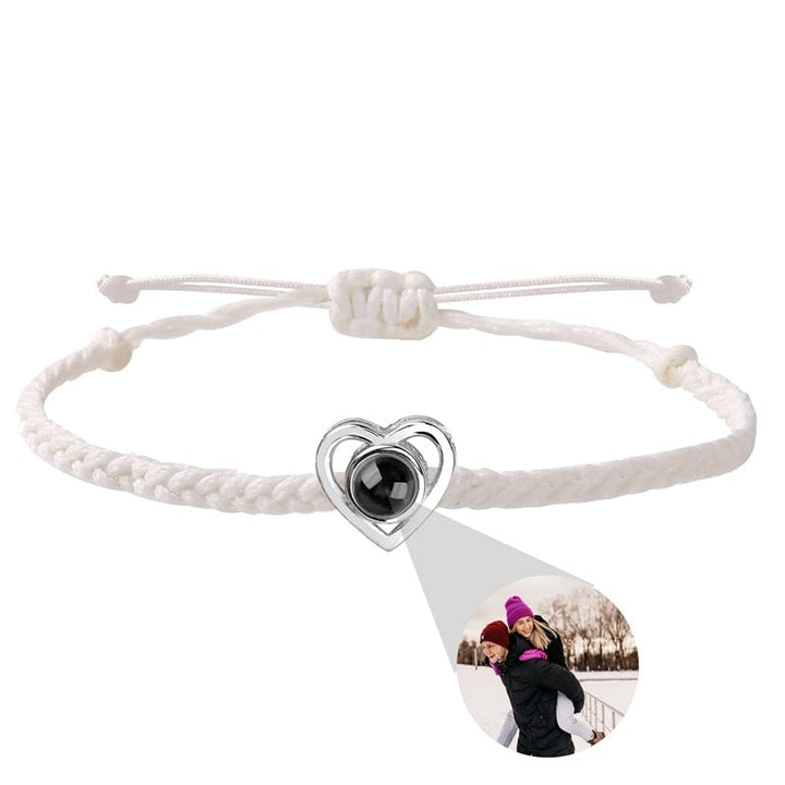 "Hjärtaformad fotoprojektion armband i rostfritt stål för kvinnor, med anpassningsbar projektion och flera färgval."