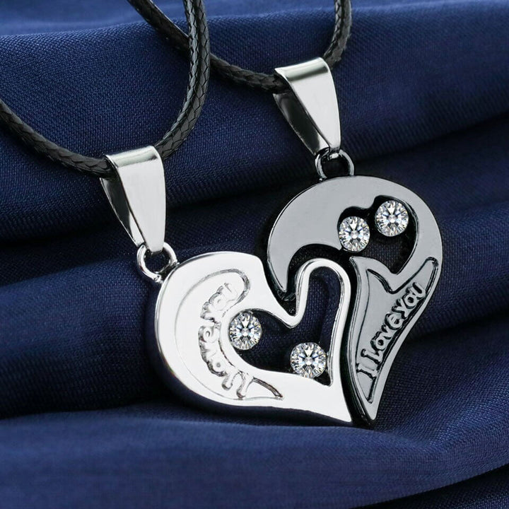 "Hjärtformade halsband i rostfritt stål med ingraverat 'I love you', perfekt för romantiska par"