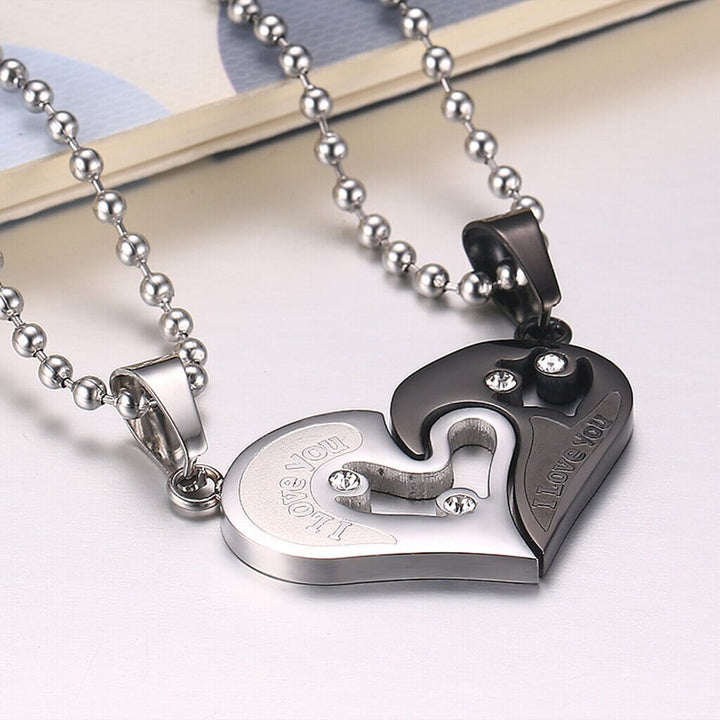 "Hjärtformade halsband i rostfritt stål med ingraverat 'I love you', perfekt för romantiska par"