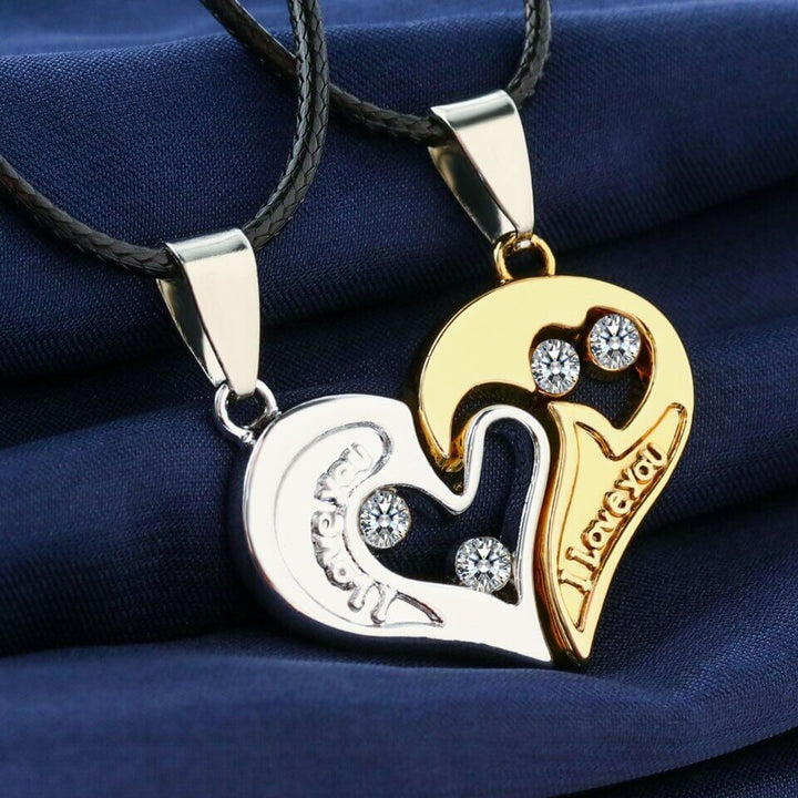 "Hjärtformade halsband i rostfritt stål med ingraverat 'I love you', perfekt för romantiska par"
