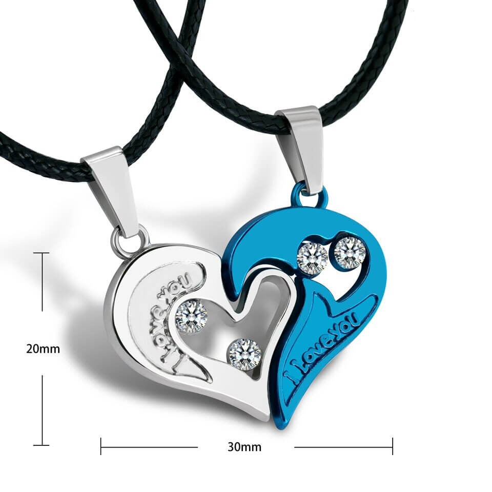 "Hjärtformade halsband i rostfritt stål med ingraverat 'I love you', perfekt för romantiska par"