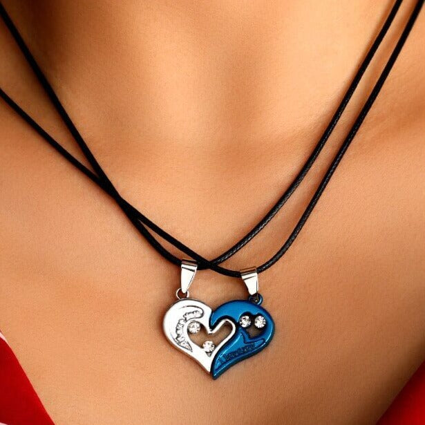 "Hjärtformade halsband i rostfritt stål med ingraverat 'I love you', perfekt för romantiska par"
