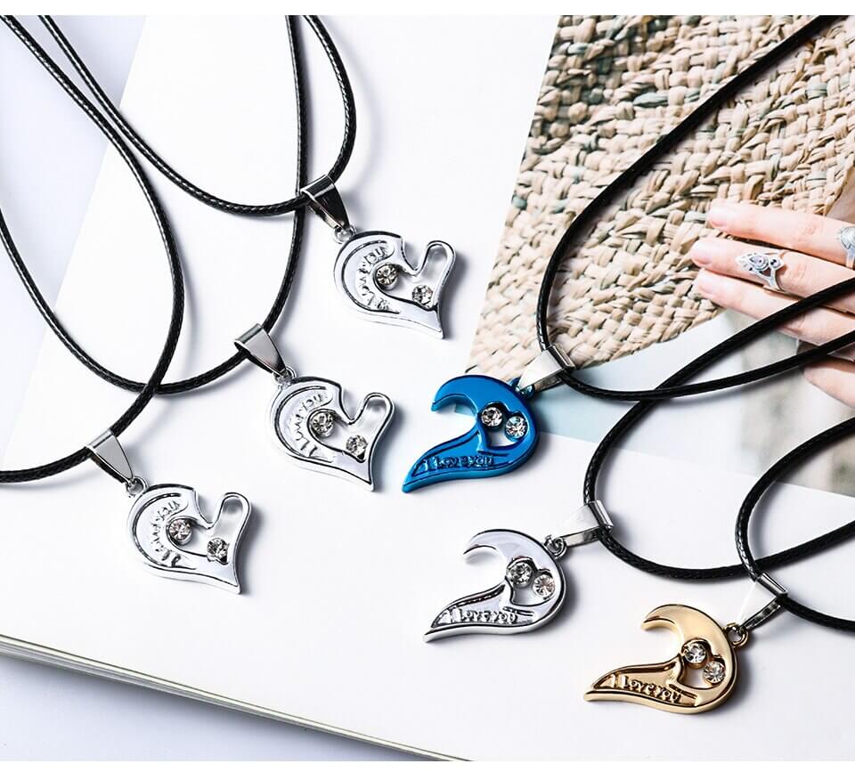 "Hjärtformade halsband i rostfritt stål med ingraverat 'I love you', perfekt för romantiska par"