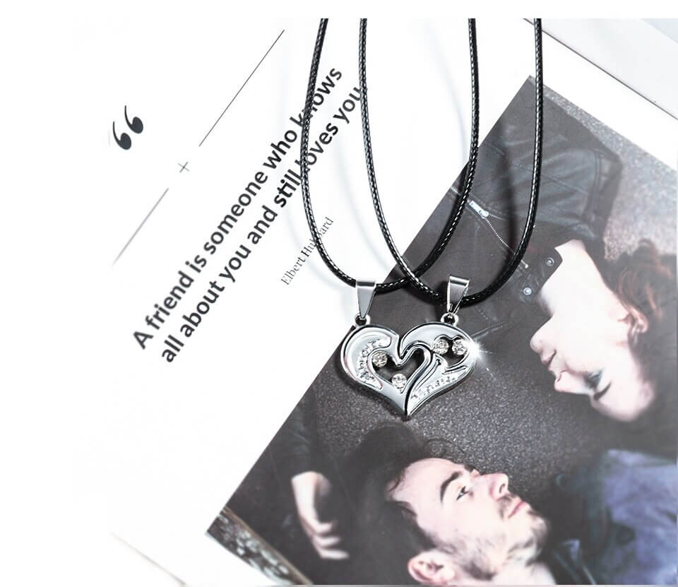 "Hjärtformade halsband i rostfritt stål med ingraverat 'I love you', perfekt för romantiska par"
