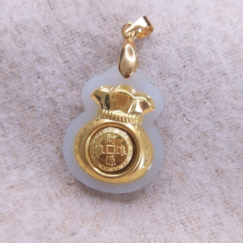 "Hängsmycke för kvinnor med Feng Shui inspiration, grön Hetian-jade och pengaväska symbol, i guldfärgad metall."