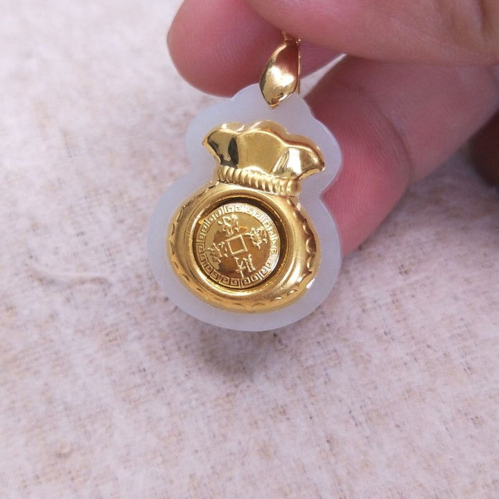 "Hängsmycke för kvinnor med Feng Shui inspiration, grön Hetian-jade och pengaväska symbol, i guldfärgad metall."