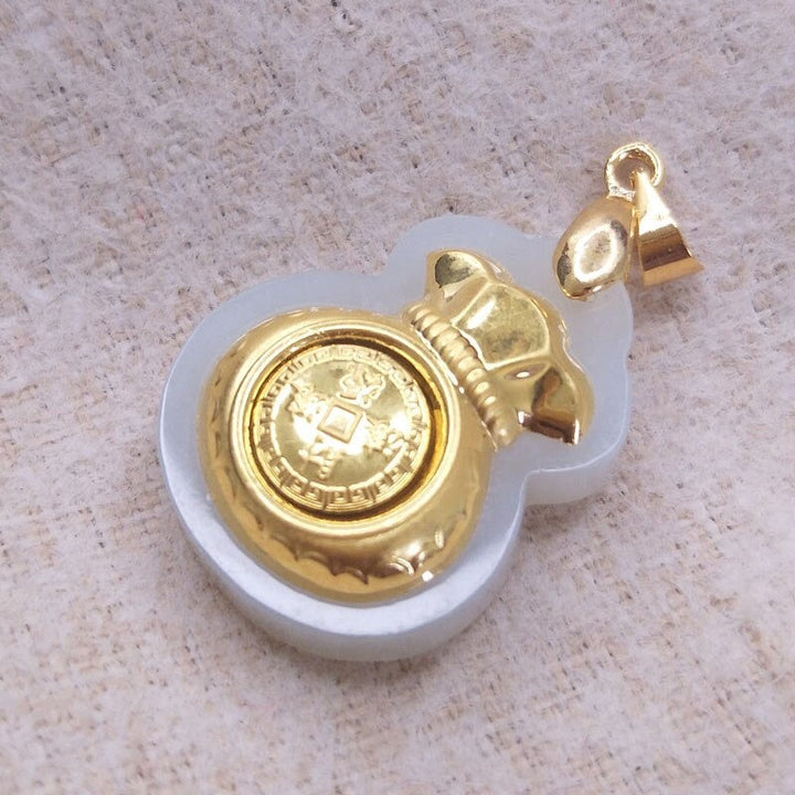 "Hängsmycke för kvinnor med Feng Shui inspiration, grön Hetian-jade och pengaväska symbol, i guldfärgad metall."