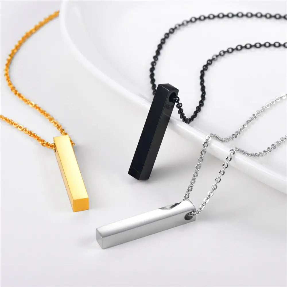 "Hängsmycke kub bar halsband i rostfritt stål, modern och stilfull design, svart, guld eller silver, unisex accessoar."