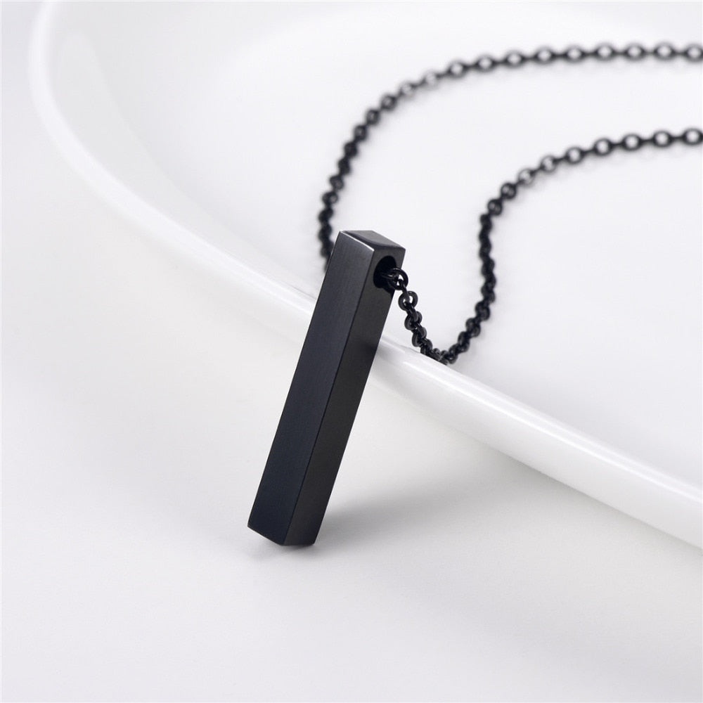 "Hängsmycke kub bar halsband i rostfritt stål, modern och stilfull design, svart, guld eller silver, unisex accessoar."