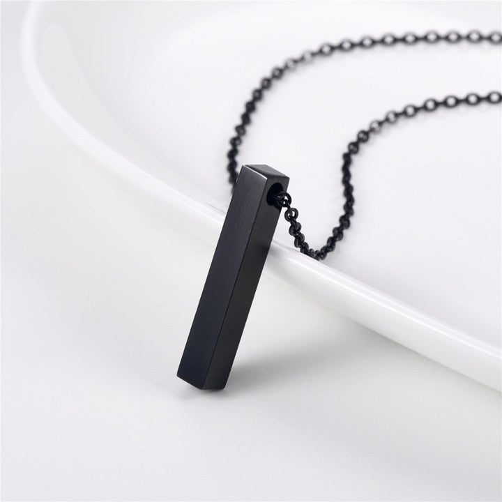 "Hängsmycke kub bar halsband i rostfritt stål, modern och stilfull design, svart, guld eller silver, unisex accessoar."