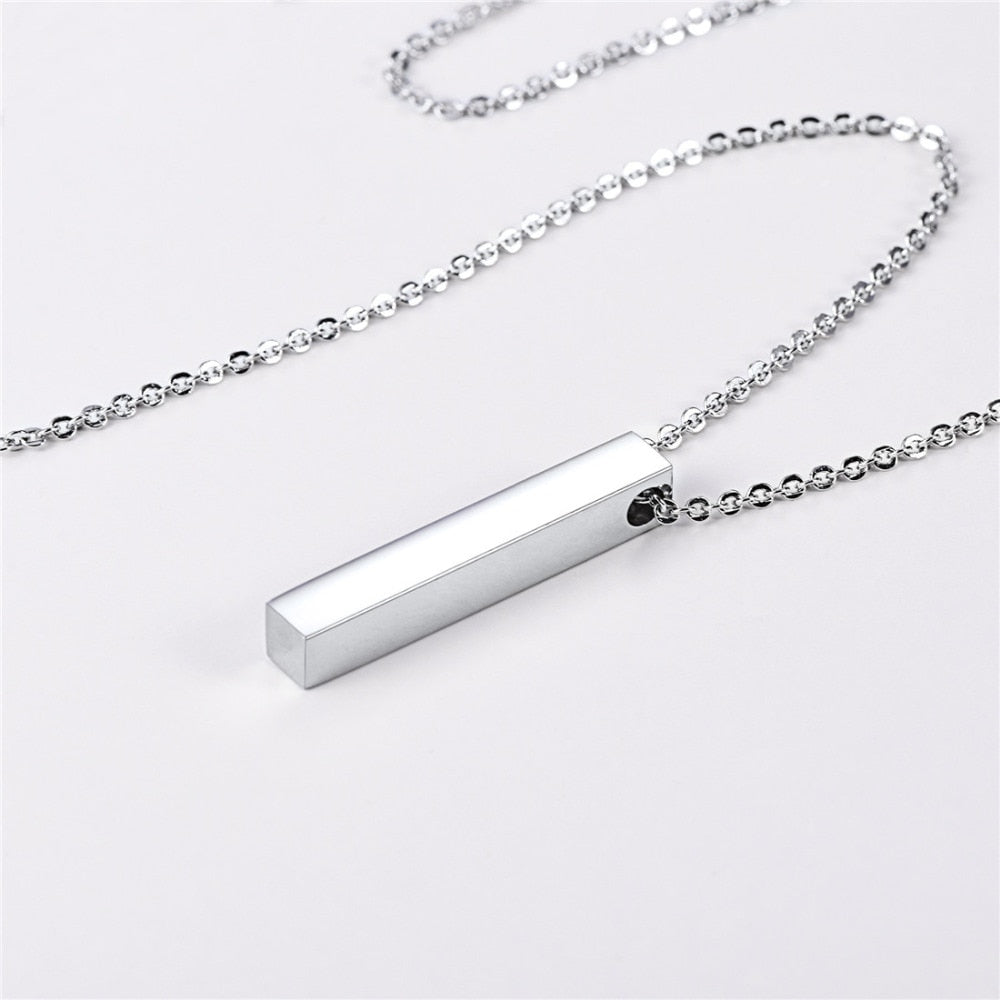"Hängsmycke kub bar halsband i rostfritt stål, modern och stilfull design, svart, guld eller silver, unisex accessoar."