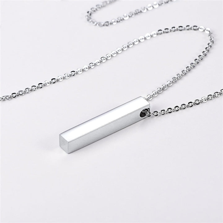 "Hängsmycke kub bar halsband i rostfritt stål, modern och stilfull design, svart, guld eller silver, unisex accessoar."