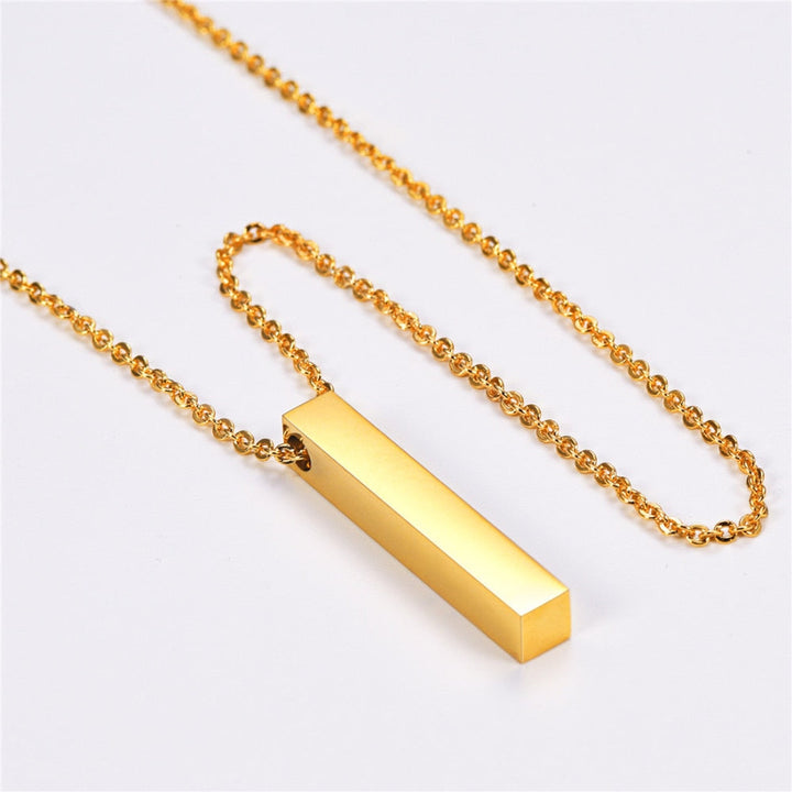 "Hängsmycke kub bar halsband i rostfritt stål, modern och stilfull design, svart, guld eller silver, unisex accessoar."