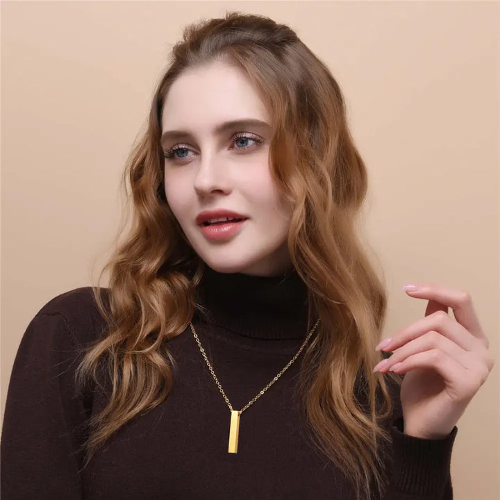 "Hängsmycke kub bar halsband i rostfritt stål, modern och stilfull design, svart, guld eller silver, unisex accessoar."