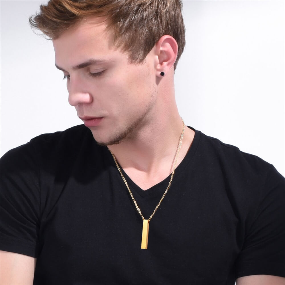 "Hängsmycke kub bar halsband i rostfritt stål, modern och stilfull design, svart, guld eller silver, unisex accessoar."
