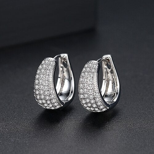 "Huggie Hoop örhängen i guldpläterat sterling silver med strålande yta, idealiska för vardag och formella tillfällen."