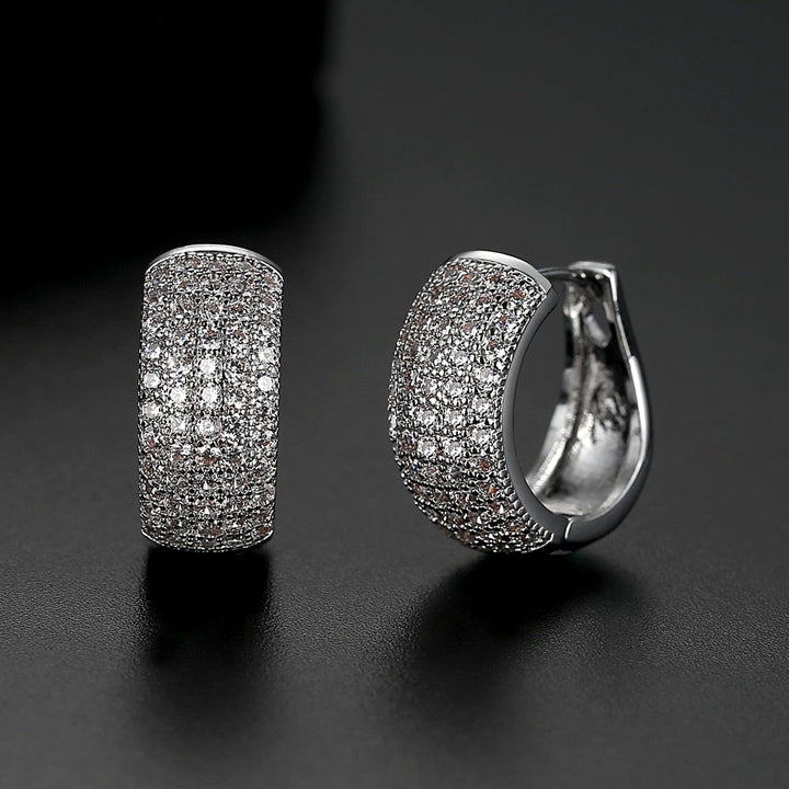 "Huggie Hoop örhängen i guldpläterat sterling silver med strålande yta, idealiska för vardag och formella tillfällen."