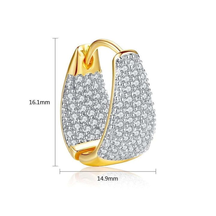"Huggie Hoop örhängen i guldpläterat sterling silver med strålande yta, idealiska för vardag och formella tillfällen."