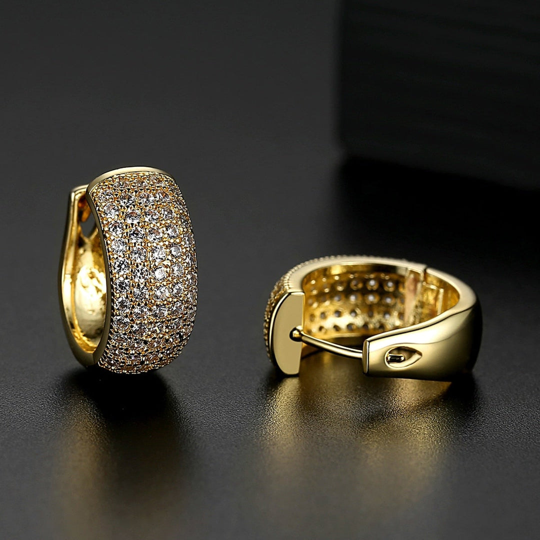 "Huggie Hoop örhängen i guldpläterat sterling silver med strålande yta, idealiska för vardag och formella tillfällen."