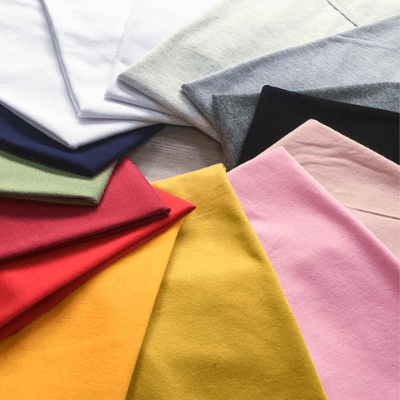 "Hundmamma T-shirt för kvinnor, rund hals, tryckt design, vit färg, bekväm passform för hundälskande stil"