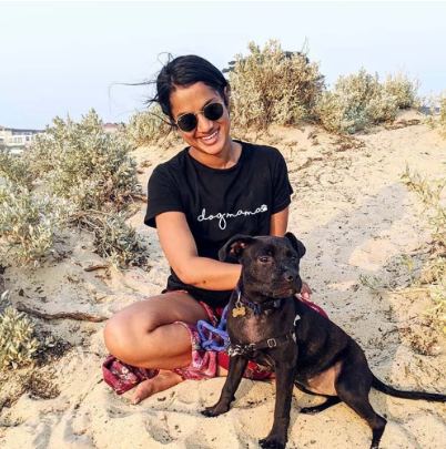 "Hundmamma T-shirt för kvinnor, rund hals, tryckt design, vit färg, bekväm passform för hundälskande stil"