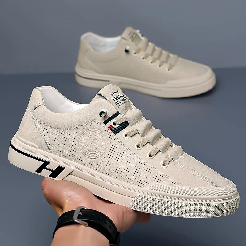 "Italienska casual herrskor i beige och vitt PU-läder med halkfri sula, elegant design för vardagsbruk."