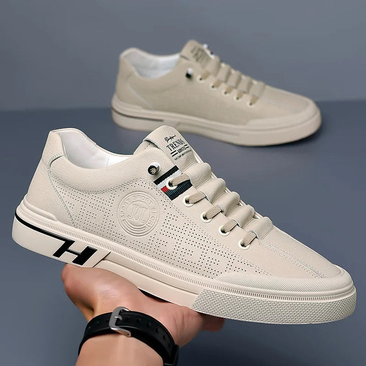 "Italienska casual herrskor i beige och vitt PU-läder med halkfri sula, elegant design för vardagsbruk."