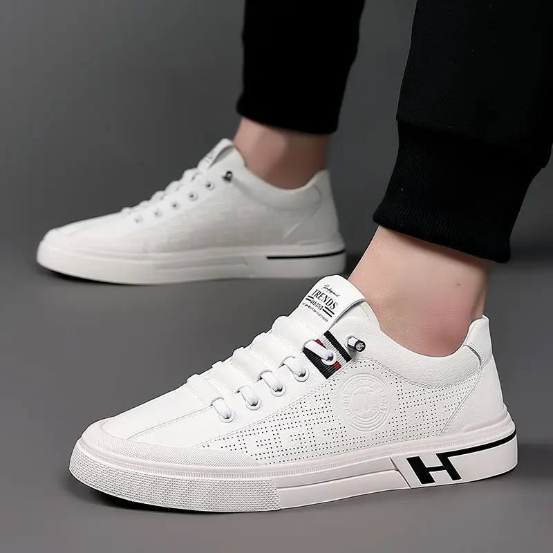 "Italienska casual herrskor i beige och vitt PU-läder med halkfri sula, elegant design för vardagsbruk."